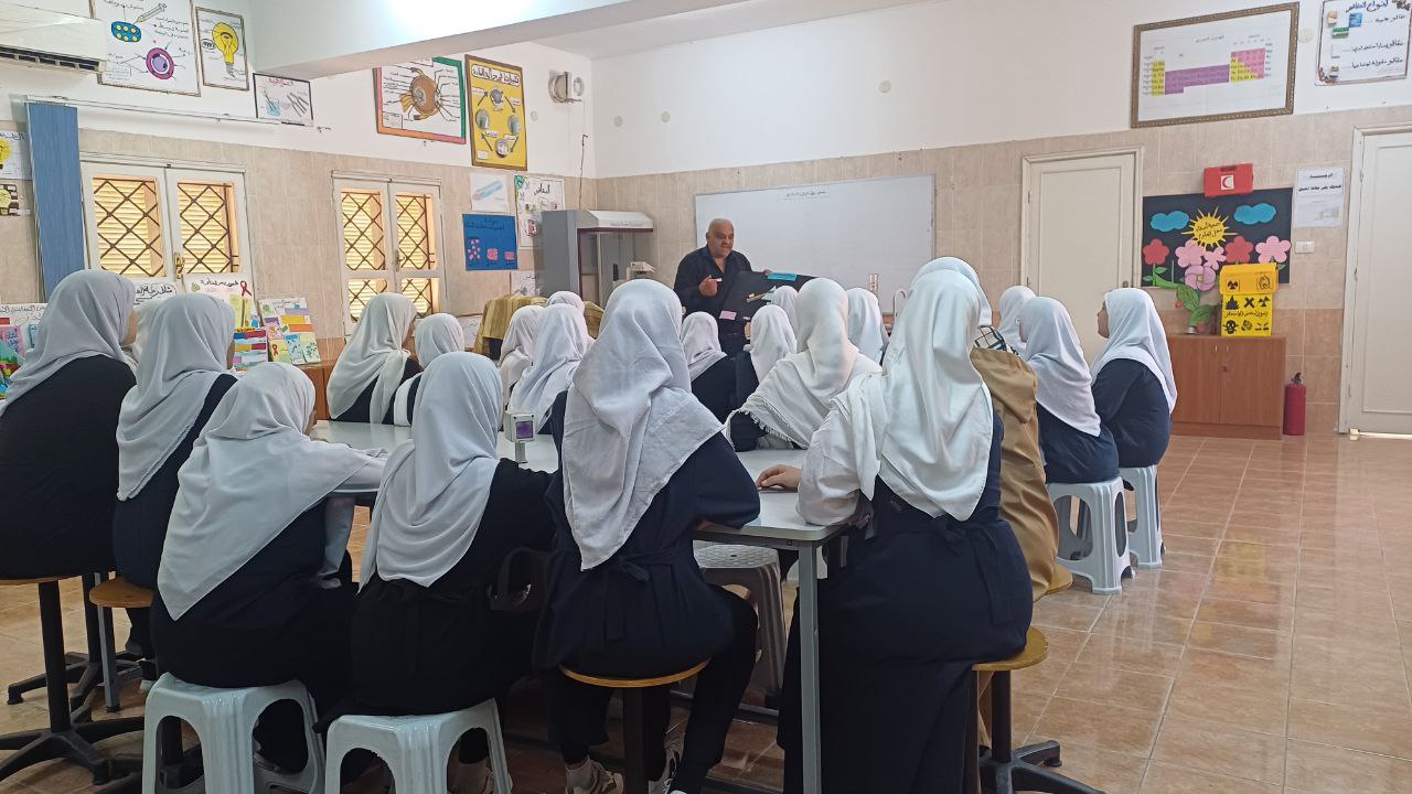 زيارات علمية متبادلة بين كلية العلوم ومؤسسات تعليمية