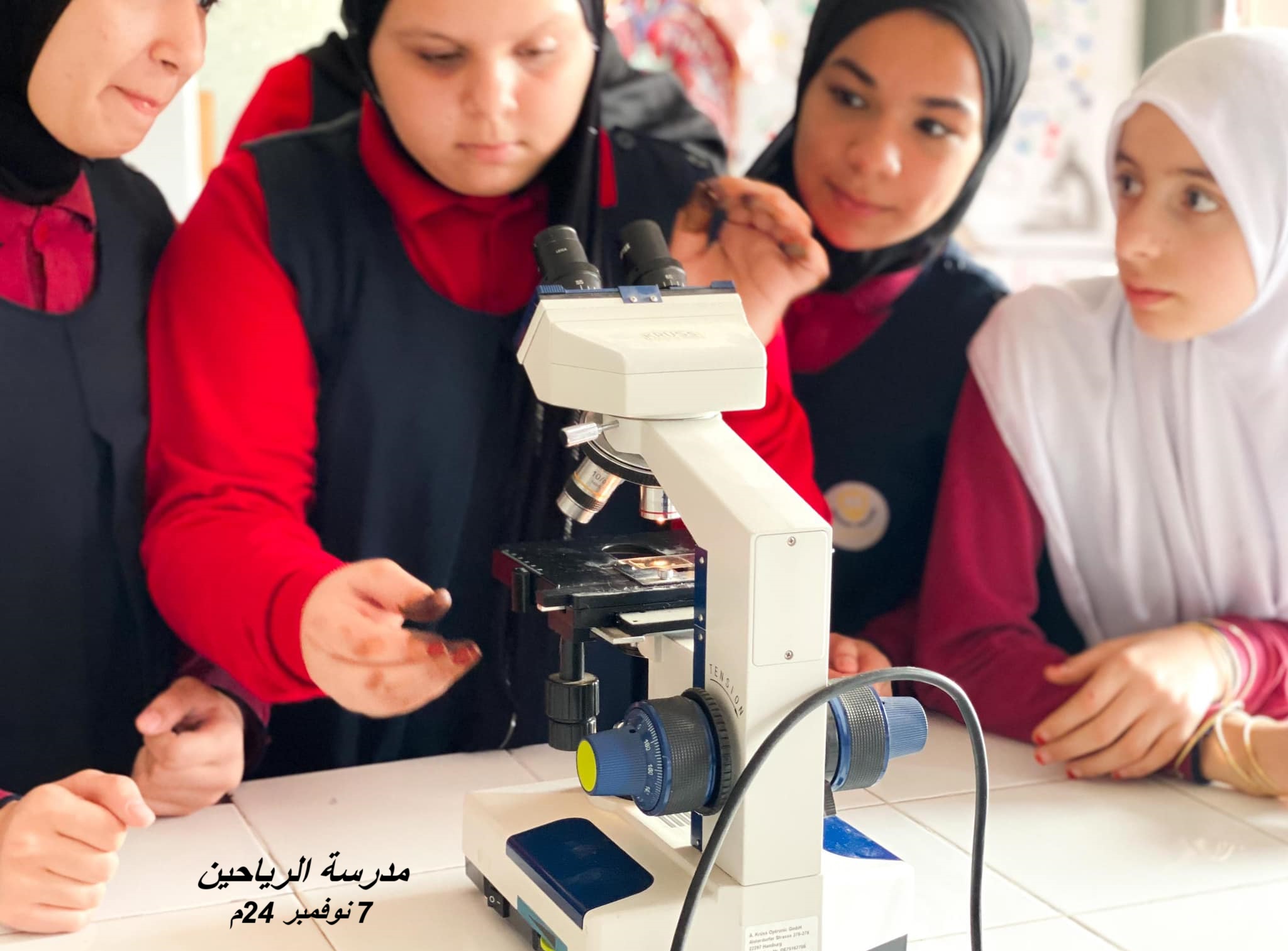 زيارات علمية متبادلة بين كلية العلوم ومؤسسات تعليمية
