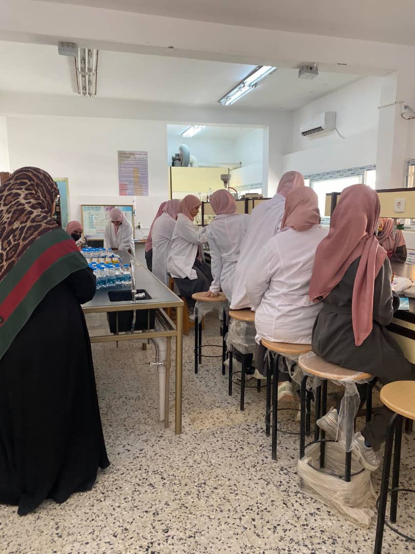 زيارة علمية لمدرسة خديجة الكبرى إلى معامل كلية العلوم